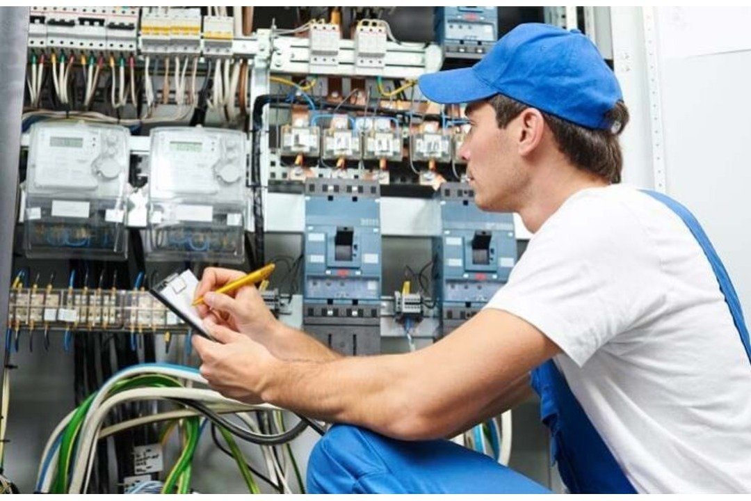 Becoming-an-Electrician-What-You-Need-To-Know-UEI-College (1)
